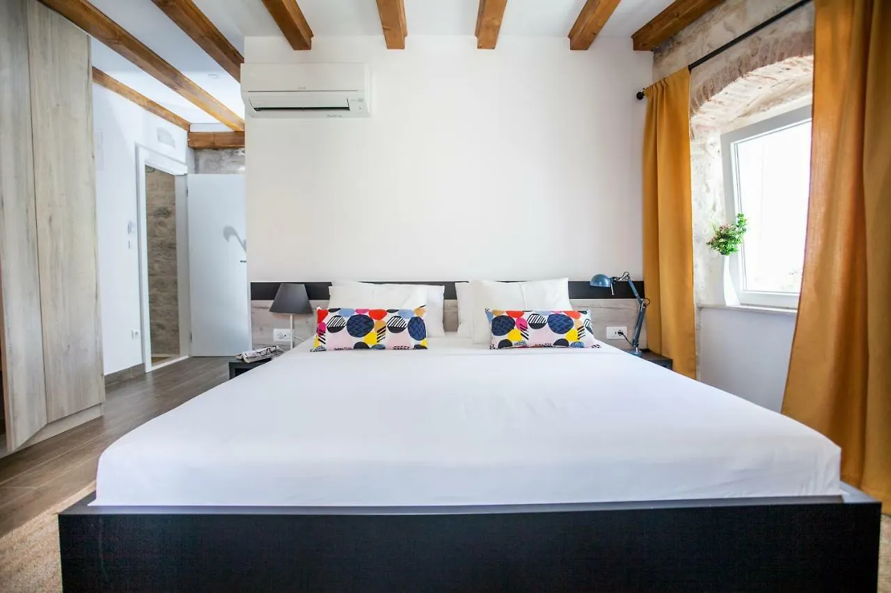 Villa Lucia Trogir 2*,